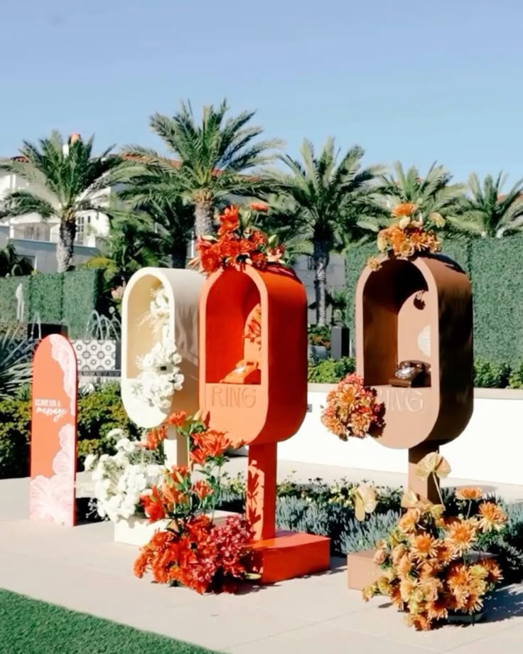 Coin photobooth de mariage décoré avec arche florale et accessoires personnalisés