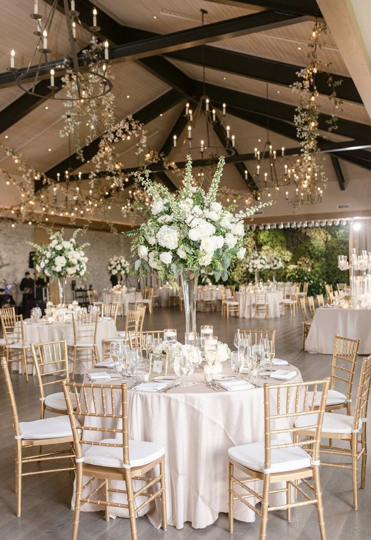 Décoration élégante de table de mariage avec centres de table fleuris et vaisselle raffinée