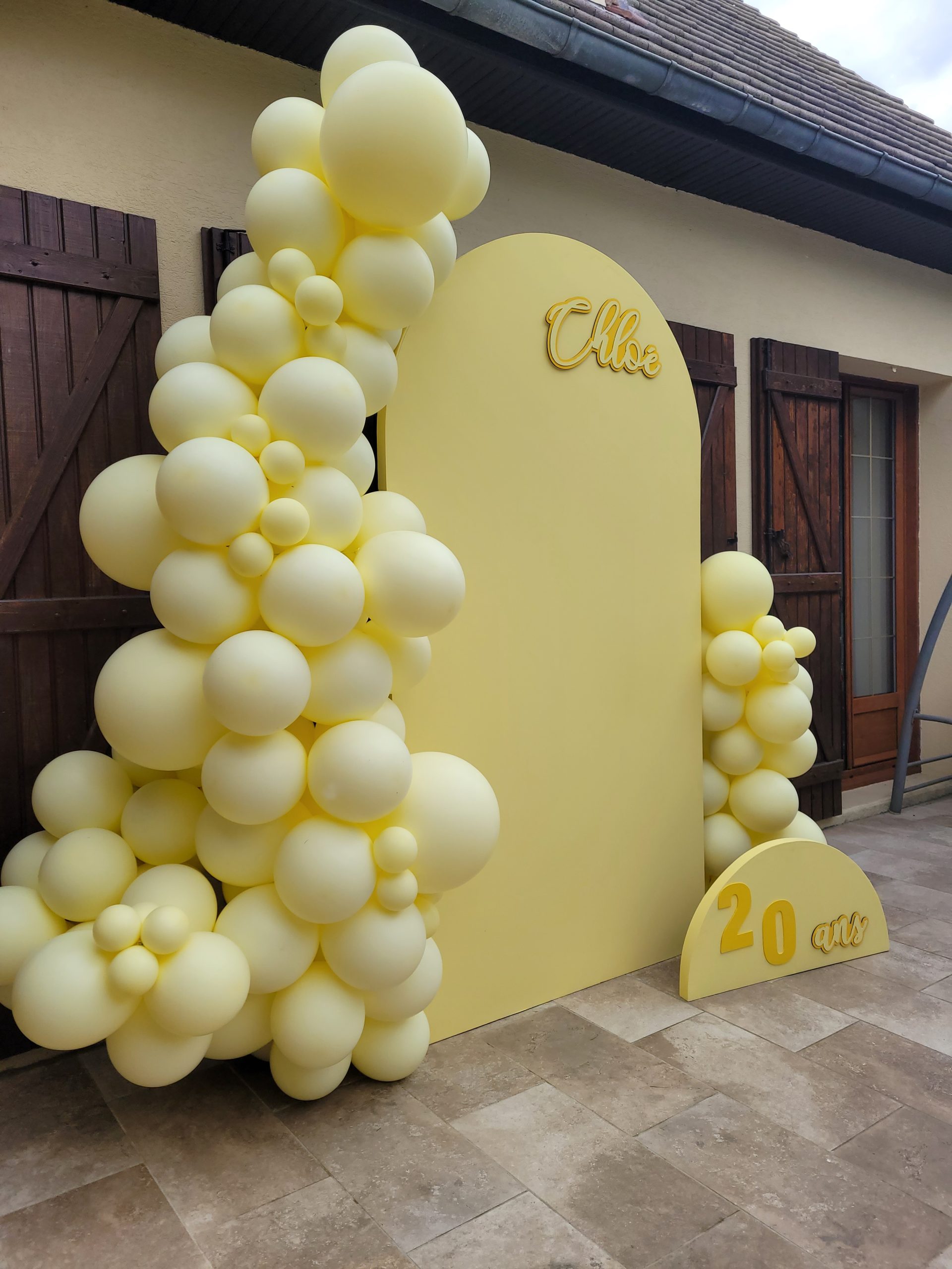 Décoration élégante et personnalisée monochrome jaune pour les 20 ans de Chloé dans l'Oise