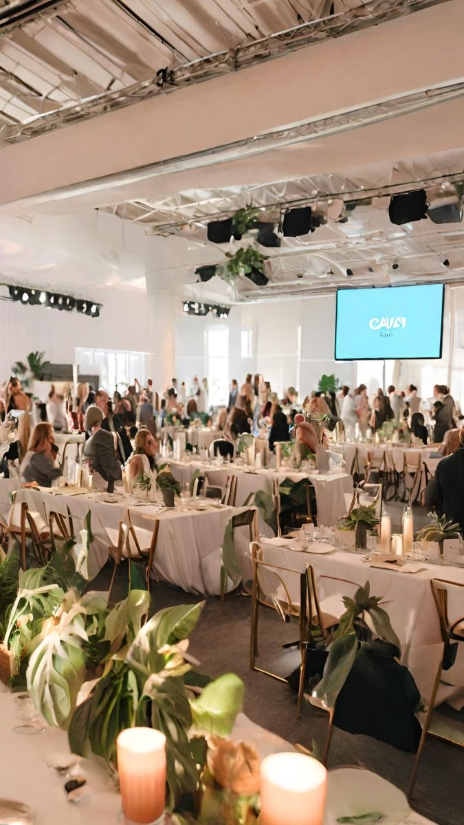 décoration élégante pour une cérémonie de remise de prix organisée par madame fuchsia
