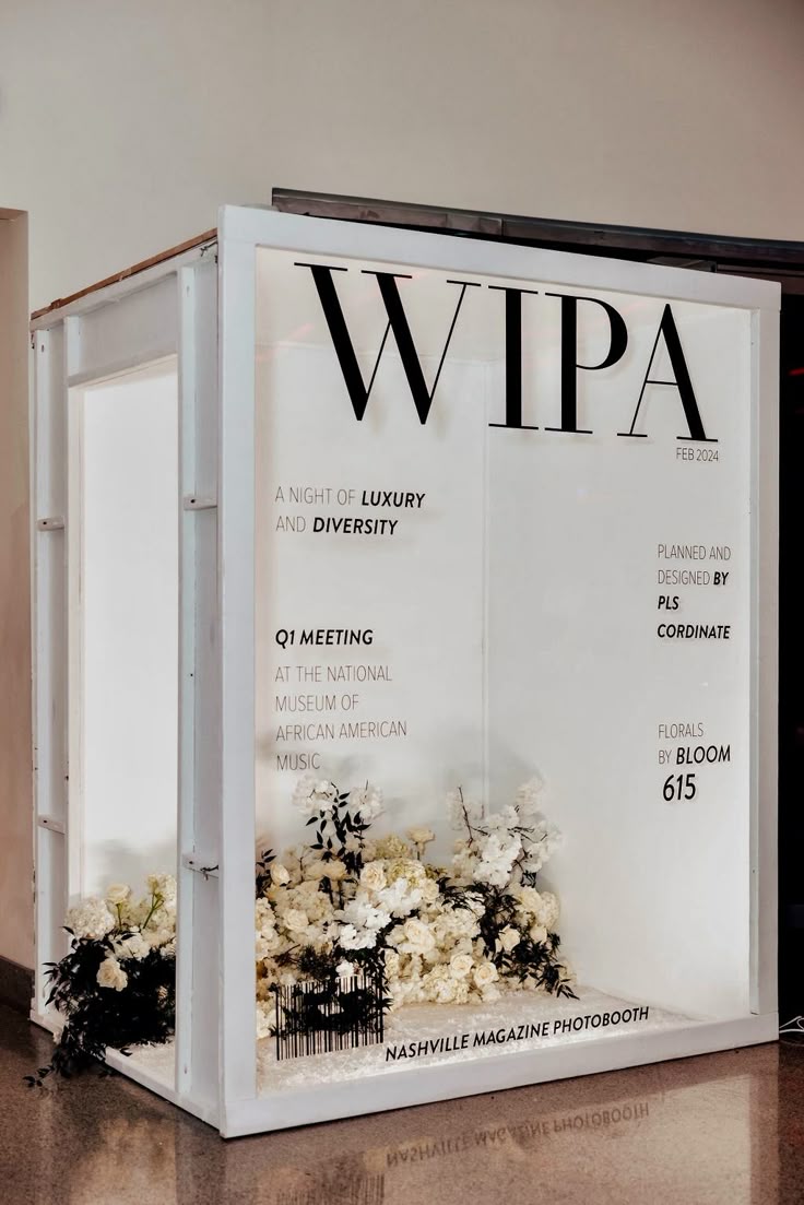 Coin photobooth de mariage décoré avec arche florale et accessoires personnalisés