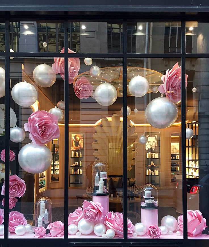 Décoration de vitrine professionnelle par madame fuchsia - Mise en scène visuelle créative et sur-mesure pour attirer l'attention et valoriser une enseigne